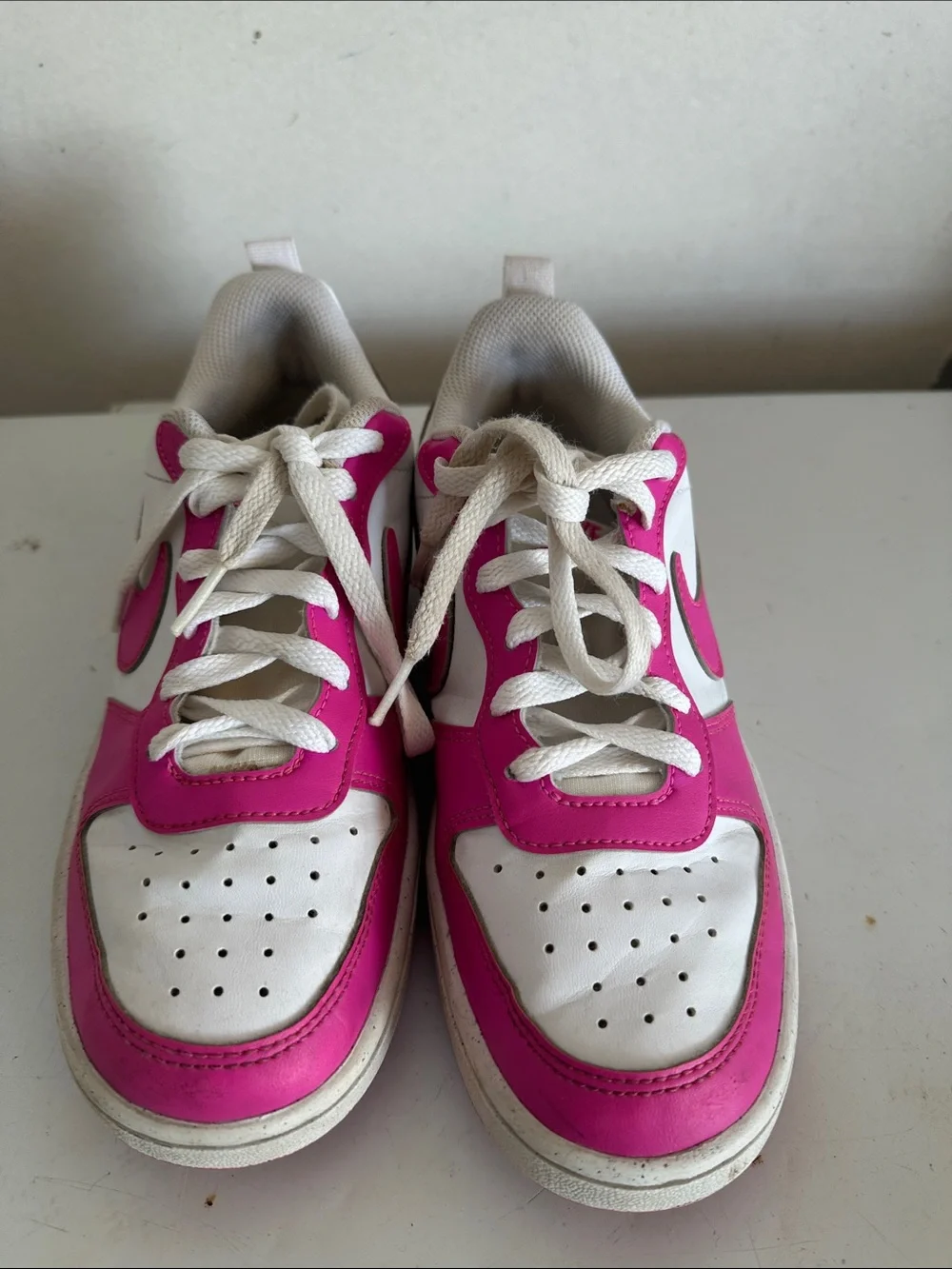 Nike Kids Low-Top Sneakers in White and Pink